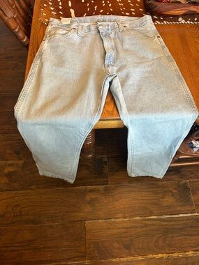 Wrangler Men's Light Wash Relaxed Jeans